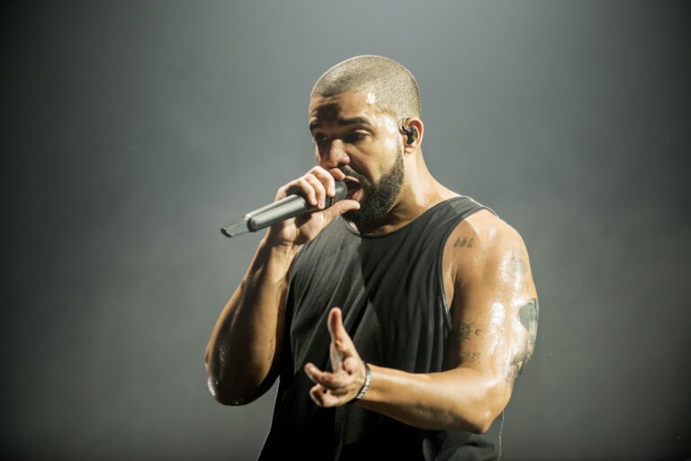 Drake Shocks Fans by Adding Weird Dog Mascot Tour to “It’s All a Blur Tour—Big as What?” Drake Shocks Fans By Adding Weird Dog Mascot Tour To