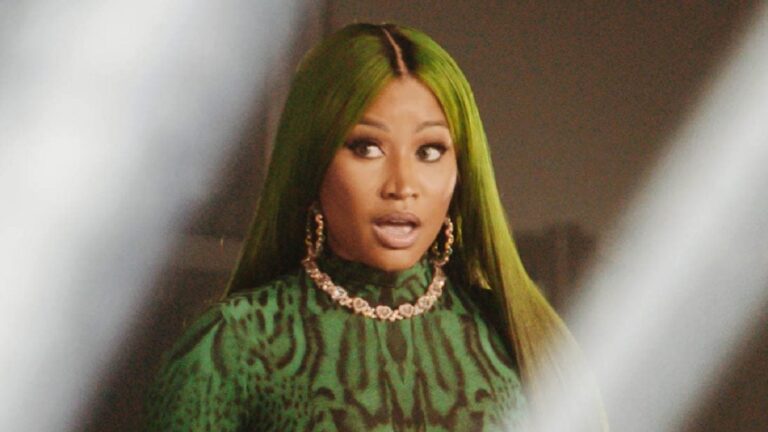 Nicki Minaj slips during performance HipHopDX