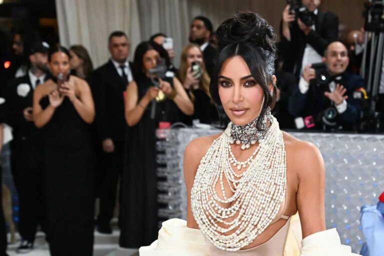 Kim Kardashian Calls Manager And Mother Kris Jenner 'lazy'