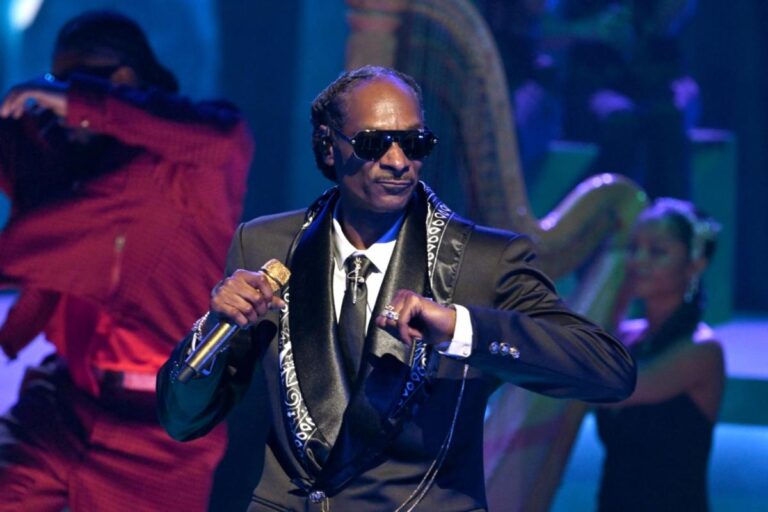 Snoop dogg won the ultimate icon award at the 2025
