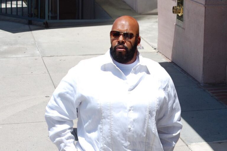 Suge knight prepares to break dr. dre's jaw for rapper