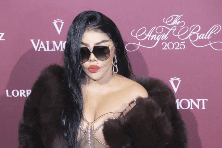 Lil Kim rocks the mic, Nets honor notorious mogul