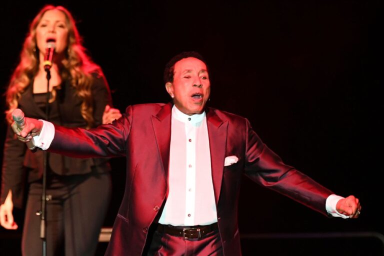 Smokey Robinson was sexually aroused by male car wash worker,