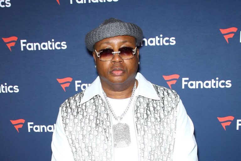 E-40 brings over 1,000 holiday gifts to Vallejo kids E 40 brings over 1,000 holiday gifts to Vallejo kids