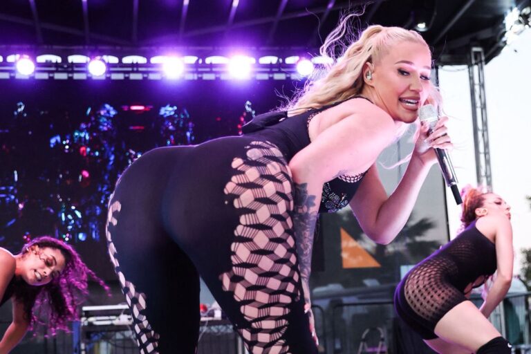 Iggy Azalea's gray bodysuit goes viral on Instagram, eliciting 100,000