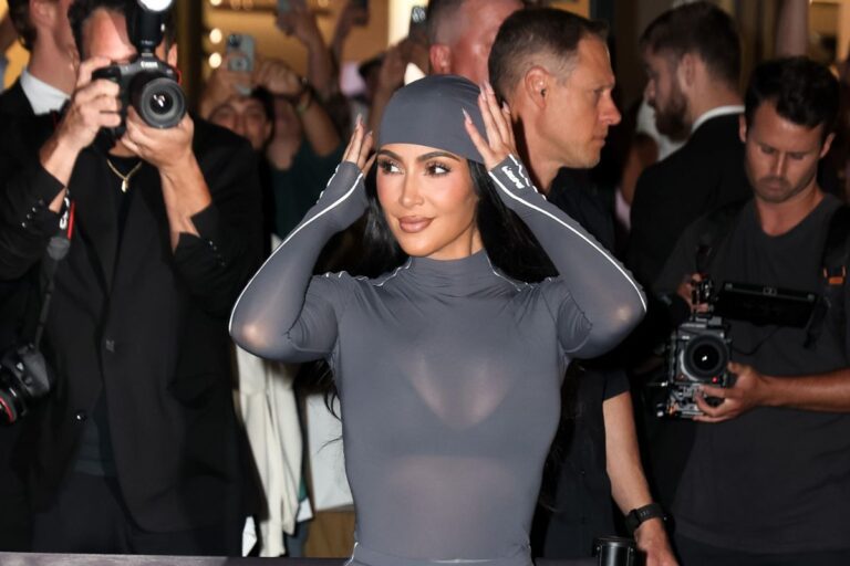 Kim Kardashian’s cheeks will start your week right Kim Kardashian's cheeks will start your week right
