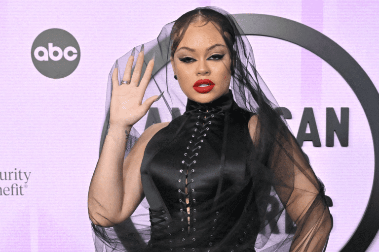 Lato stuffs her stockings with 'cake' in sexy Christmas photo