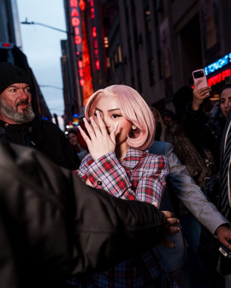 Ice Spice Spotted Shooting Visuals in NYC With Heavy Security Presence SaveClip.App 588733333 18383237800147540 5714176213697264 n