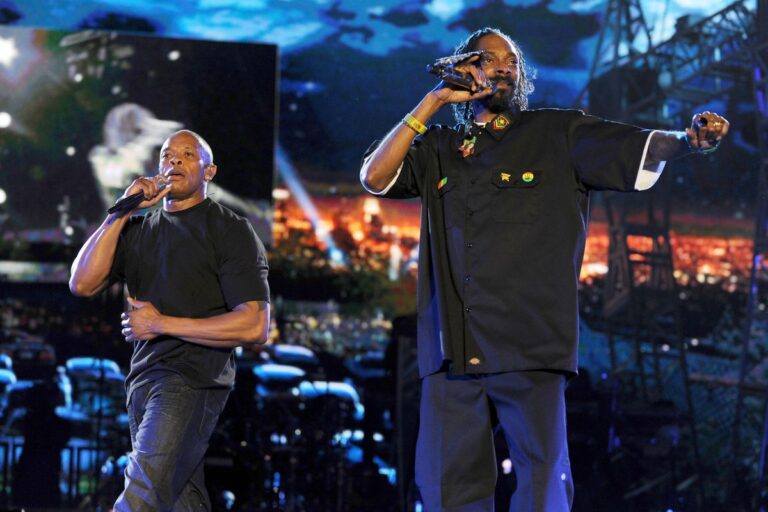 Applebee's launches Dr. Dre and Snoop Dogg cocktails with collectible