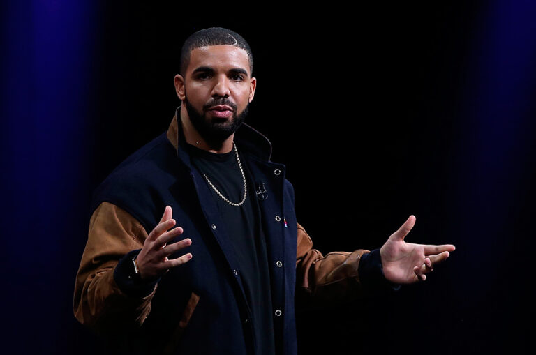 2015AppleMusic Drake GettyImages 476367588090615